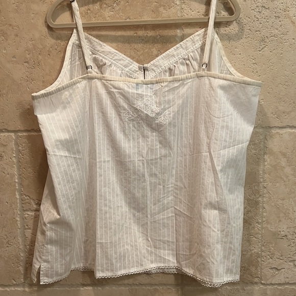 Gorgeous summer camisole style blouse. - Picture 2 of 7